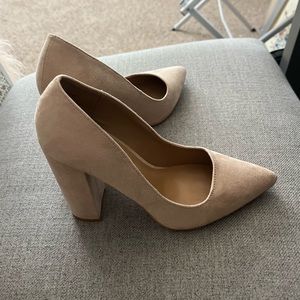 Nude pumps